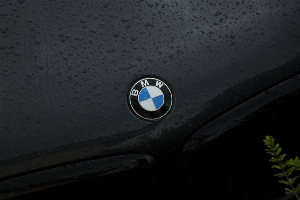 B;W logo på en bil