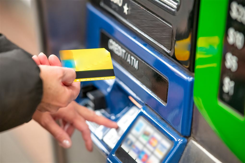 En mand ved en hæveautomat.