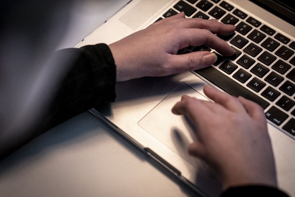 hænder på tastatur