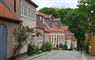 En stribe huse i en hyggelig gade
