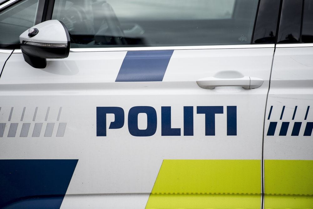 Siden af en politibil 