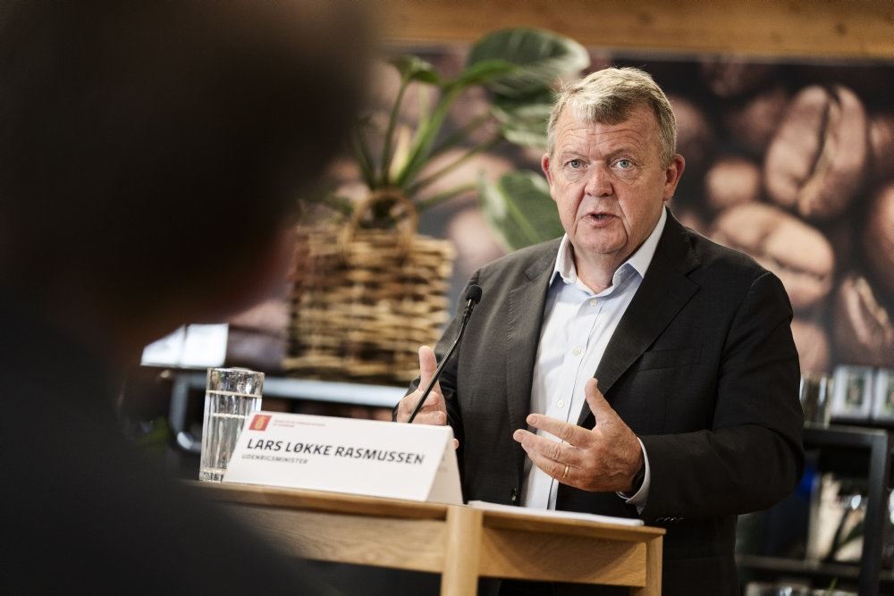 en mand på en talerstol