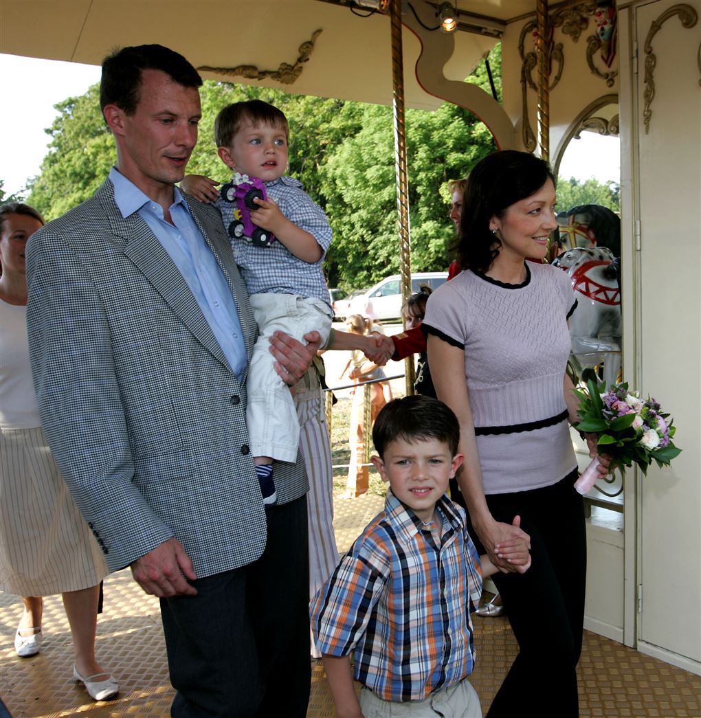 Prins Joachim med Felix på armen og Alexandra med Nikolai i hånden.