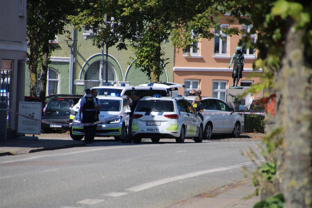 Politi og afspærring foran stedet.