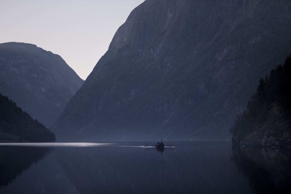fjord mellem bjerge