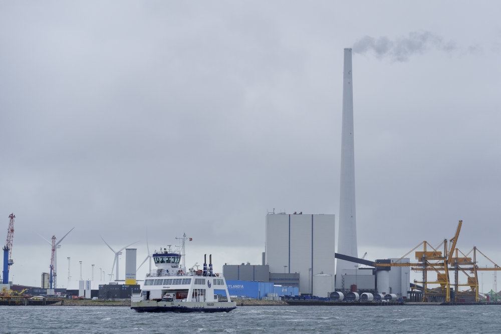 et kraftværk i solopgang