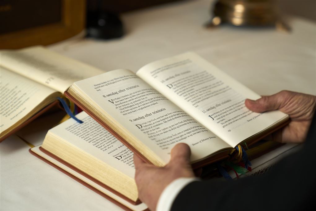 En præst med en bibel.