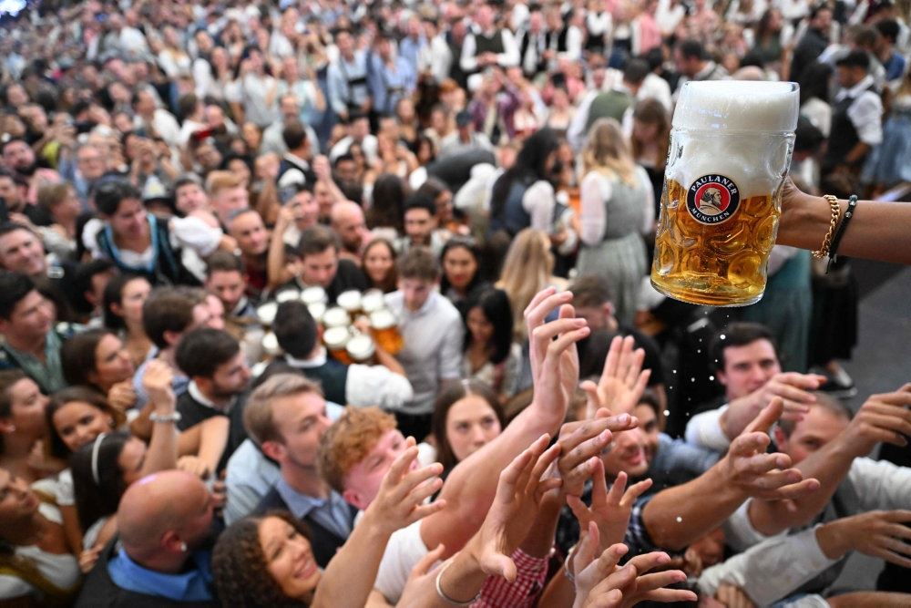 øl-glade mennesker til oktoberfest