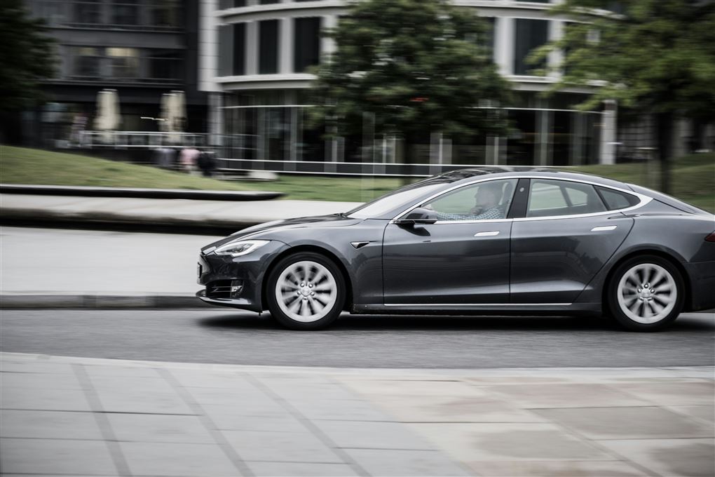 Tesla kører på gade