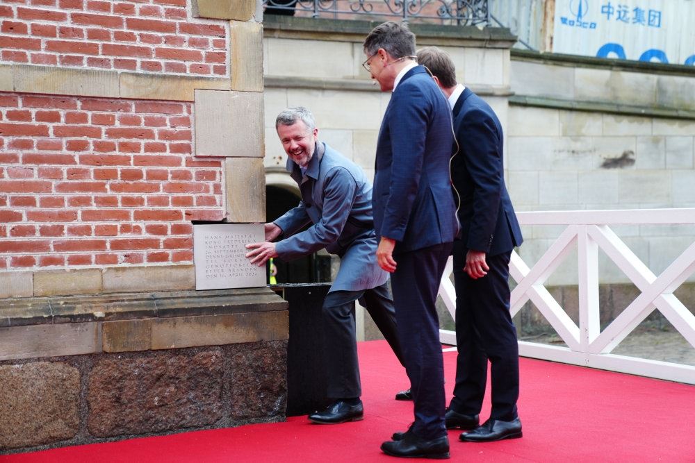 en konge skubber til en hjørnesten