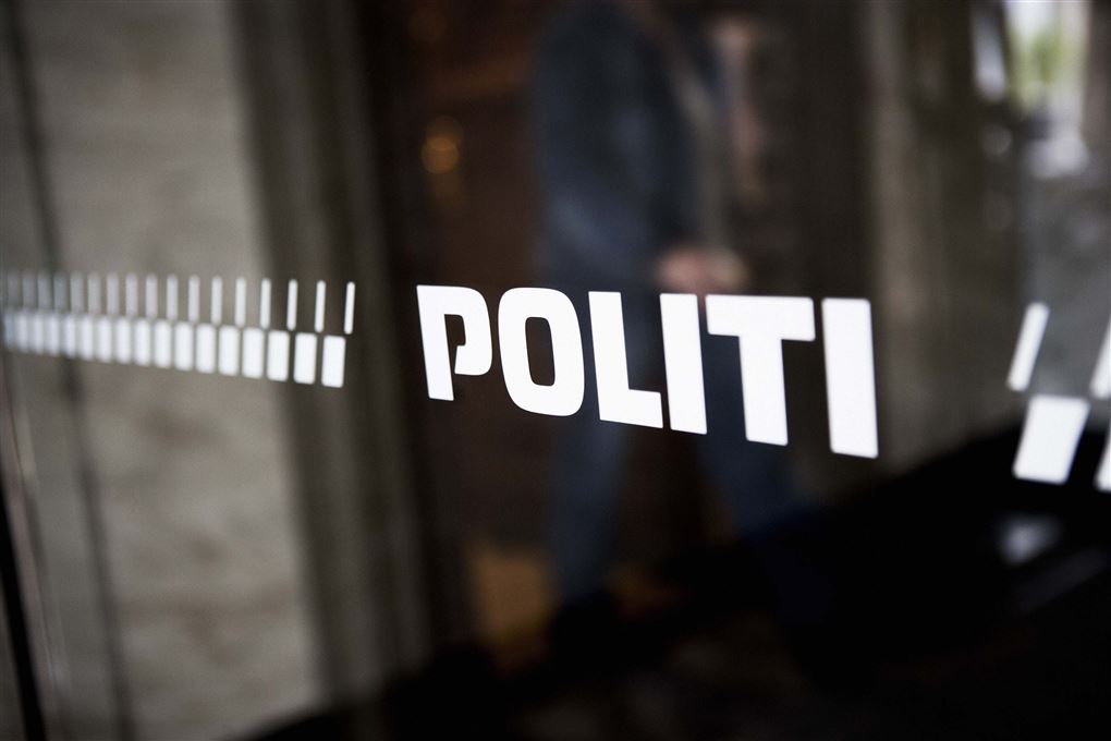 Politilogo på indgangsdør