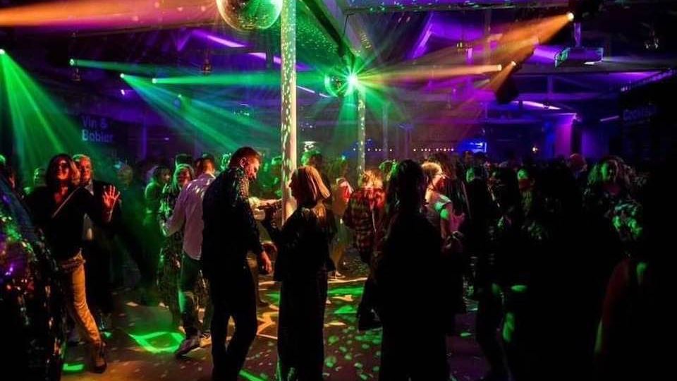 glade mennesker på et dansegulv