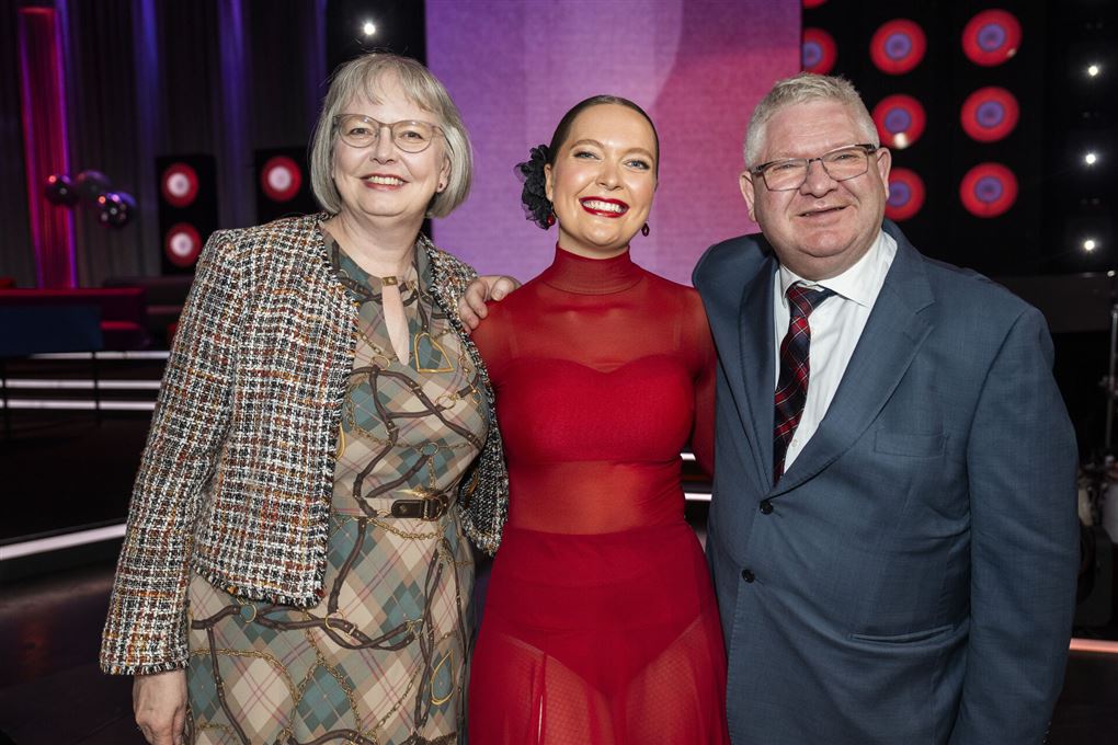 Rachel Ellebye imellem sine forældre, Lars og Theresia, til Vild med dans.