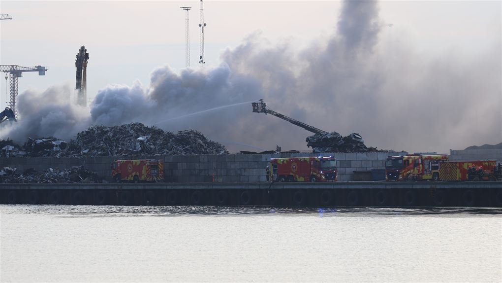 kraftig rødudvkling fra brand