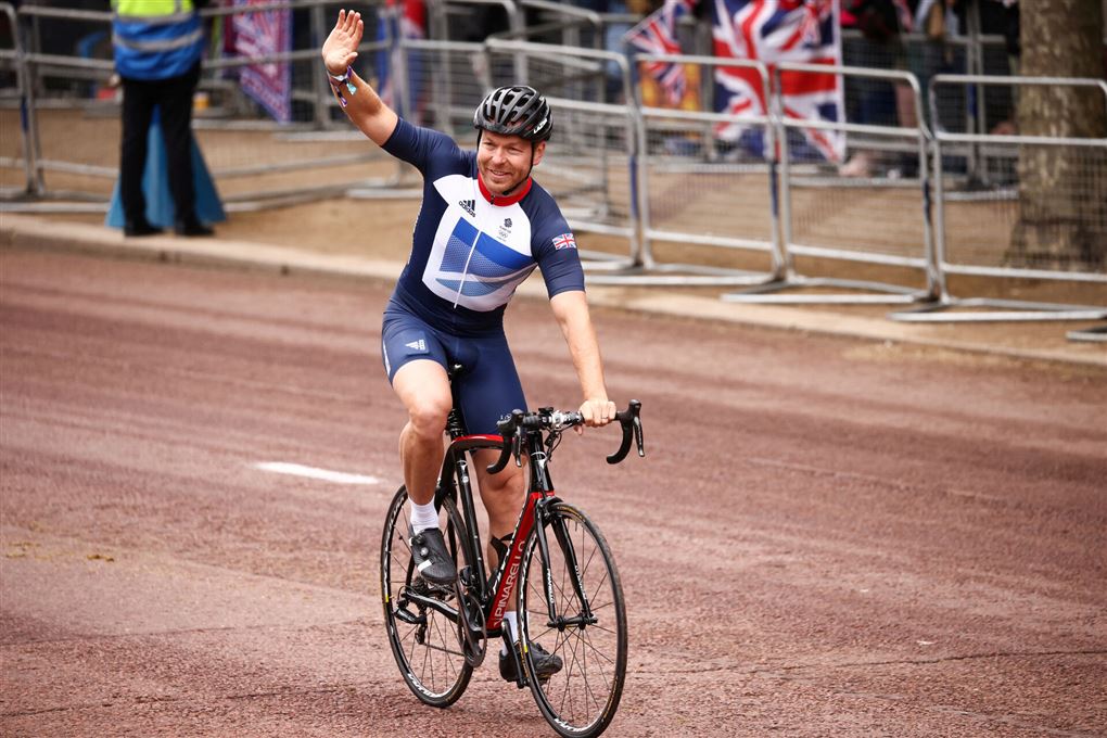 en cykelrytter bliver hyldet