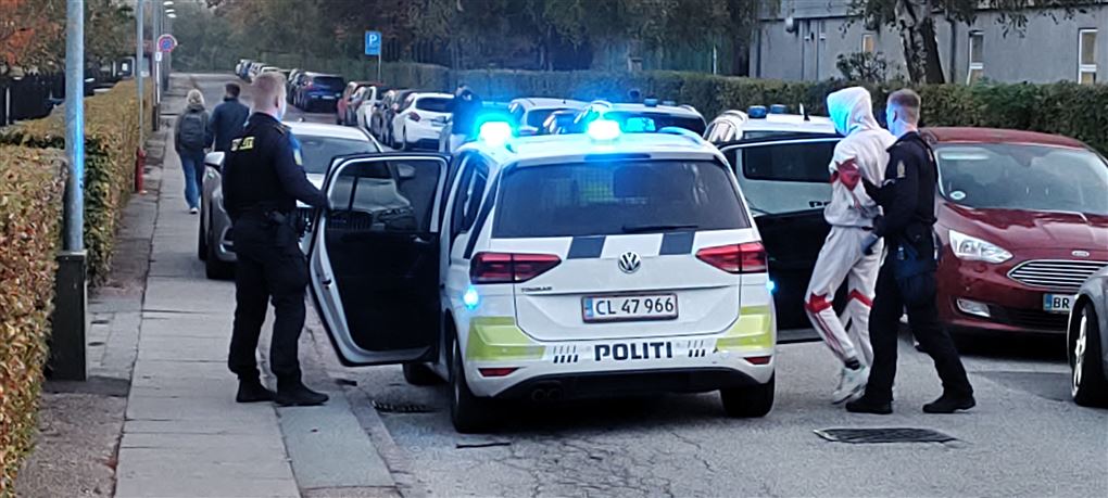 politi med anholdt person