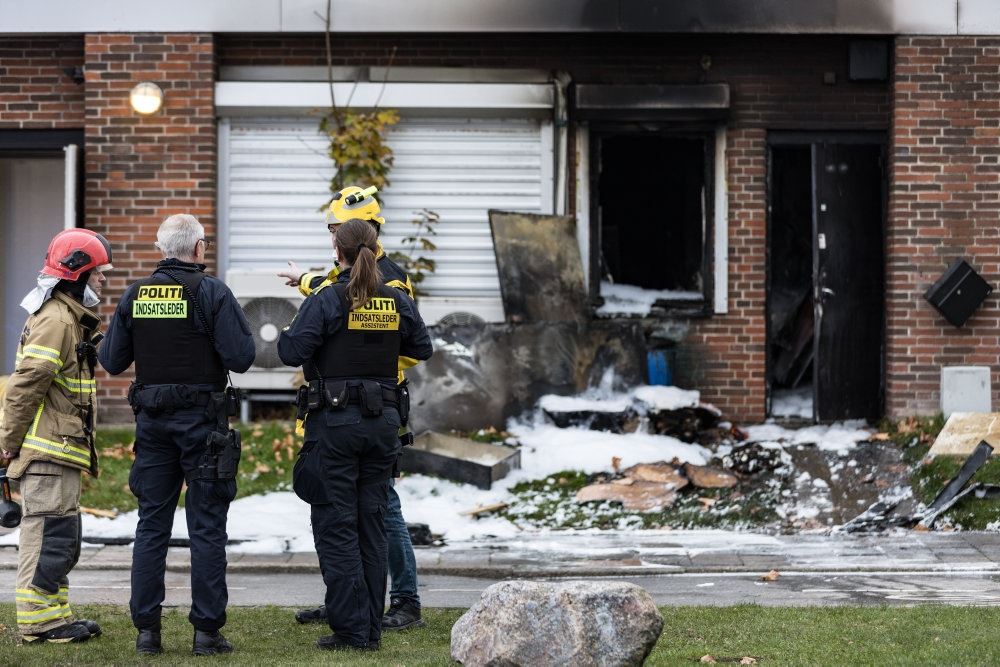 brandfolk står foran bygning
