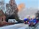 brandbiler ved brændende hus