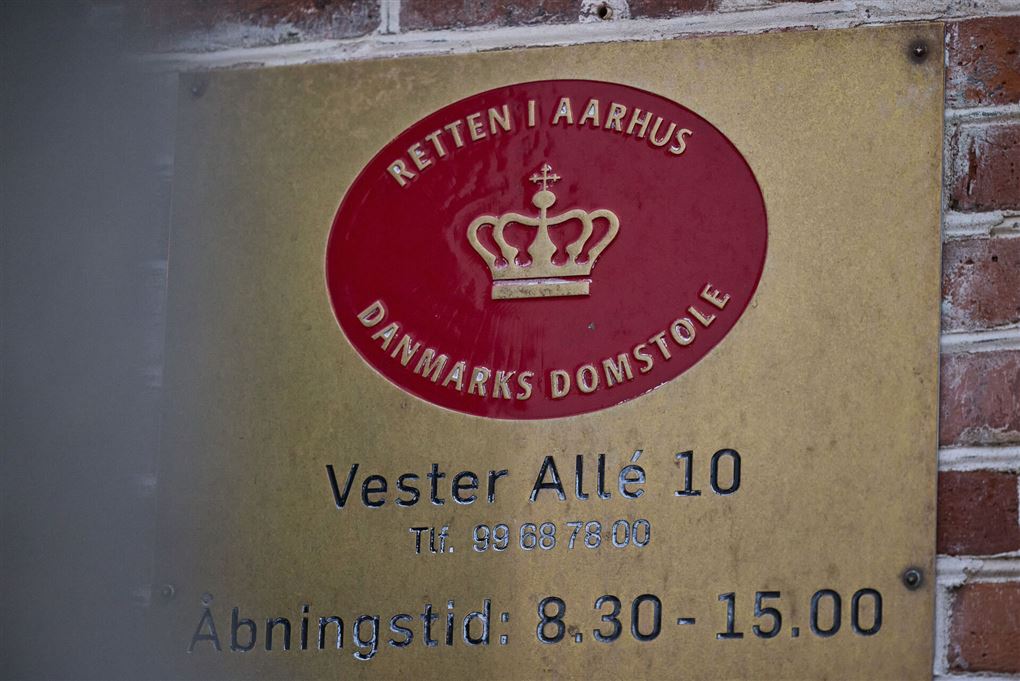 Billede af byretsskiltet fra retsbygningen i Aarhus