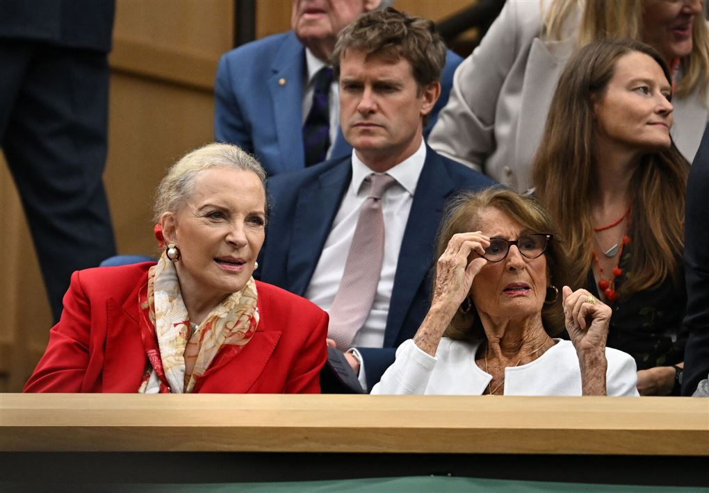 to kvinder sidder og ser tennis