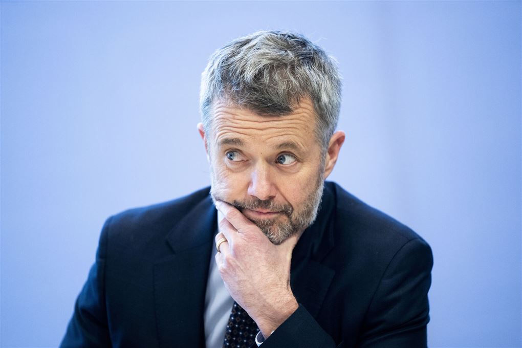 kong frederik tager sig til hagen
