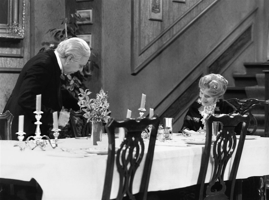 butler serverer for ældre kvinde