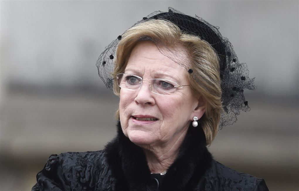 en kvinde ser alvorlig ud