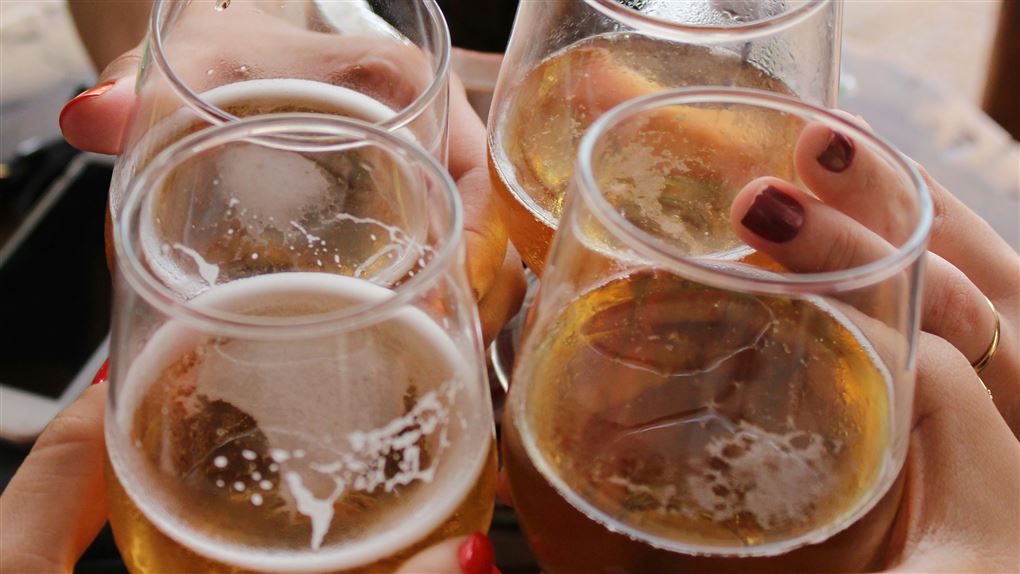 øl skænket i glas
