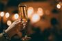 person med champagneglas
