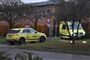 politi og ambulance parkeret foran hus