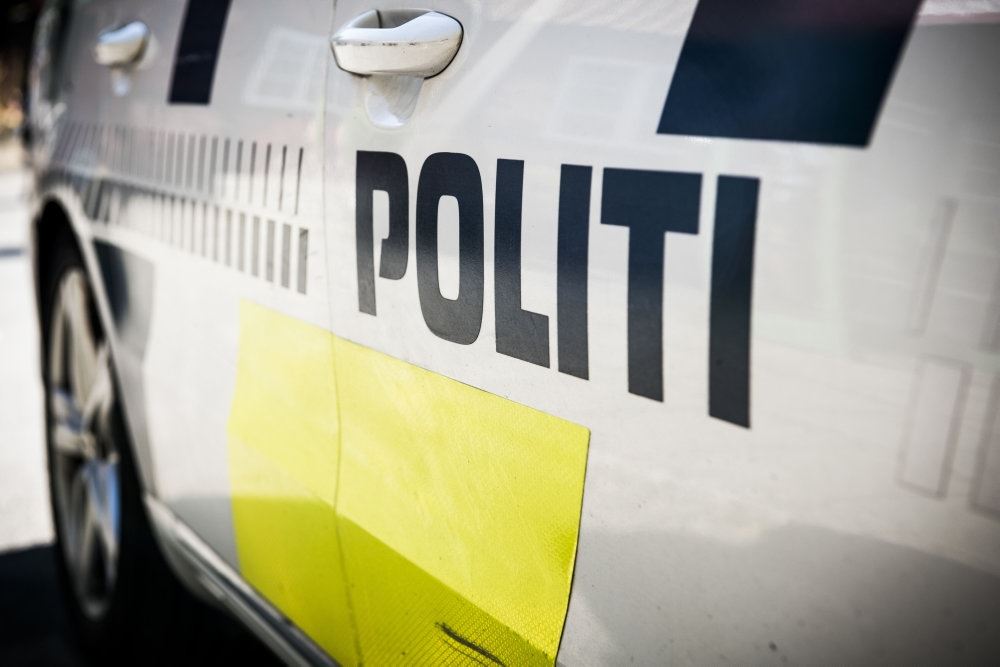 politi skrevet som logo på politibil