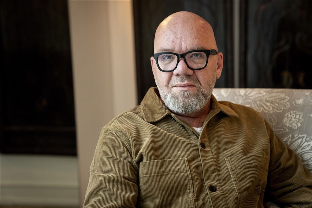 komikeren lars hjortshøj stirrer ind i kameraet