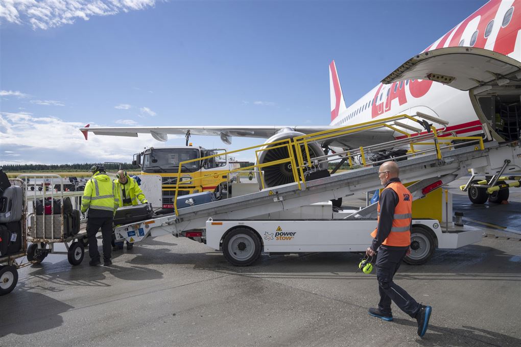 der arbejdes ved et fly på landingsbanen