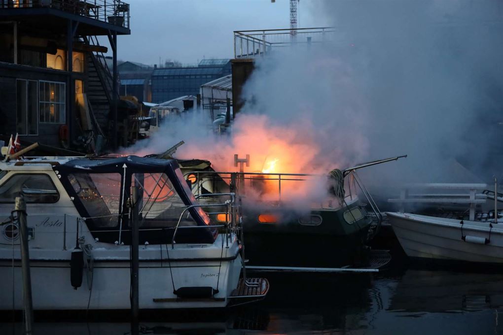 voldsomme flammer står op fra båd