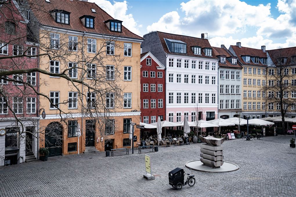 Bygninger omkring et torv,