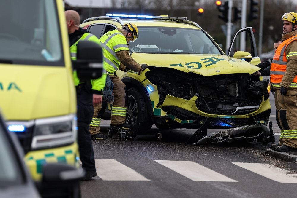 Akutlægebil med smadret front