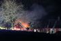 et hus er i brand