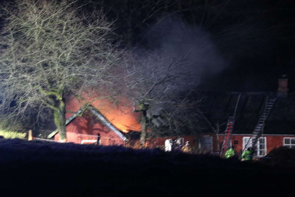 et hus er i brand