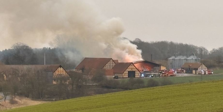 flammer og røg fra store bygninger