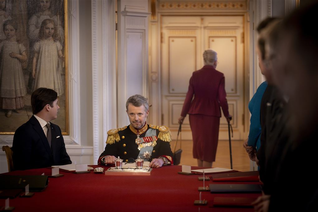 Kongen skriver under og dronning Margrethe på krykker ud af døren