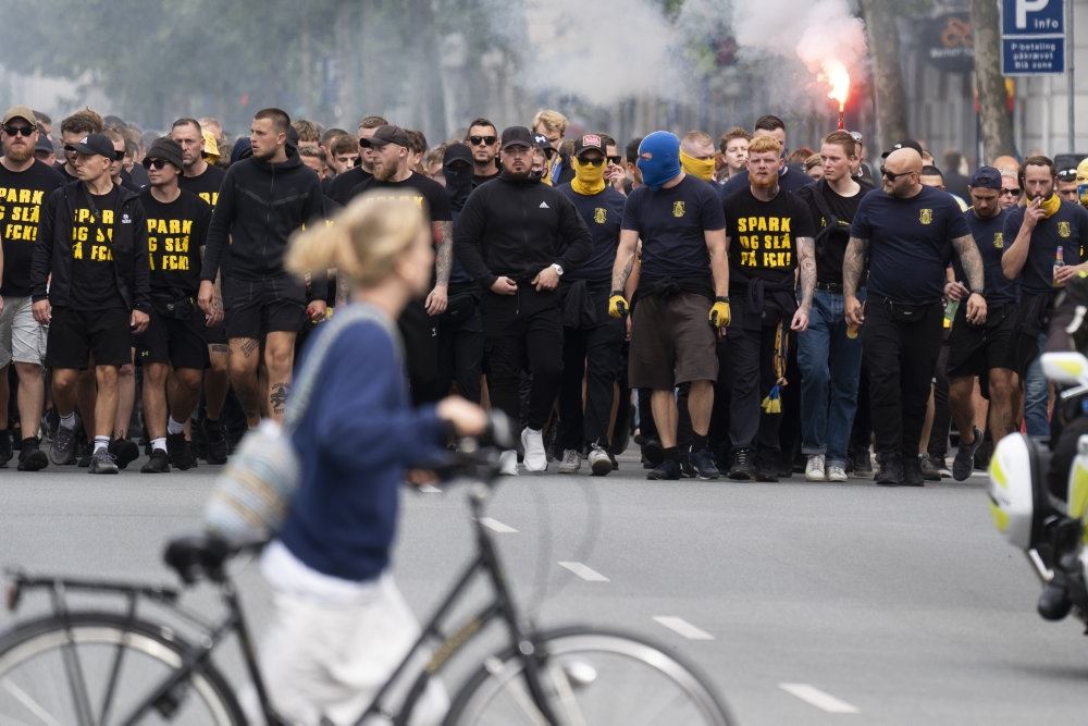 fodboldfans samlet i stor mængde på en gade