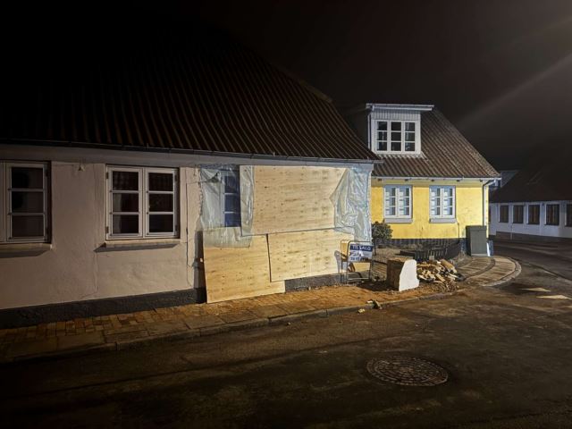 et hus er skadet