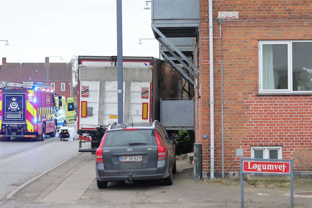 en lastbil i en mur
