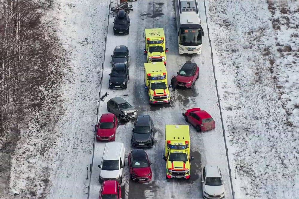 biler ligger hulter til bulter på sneklædt vej