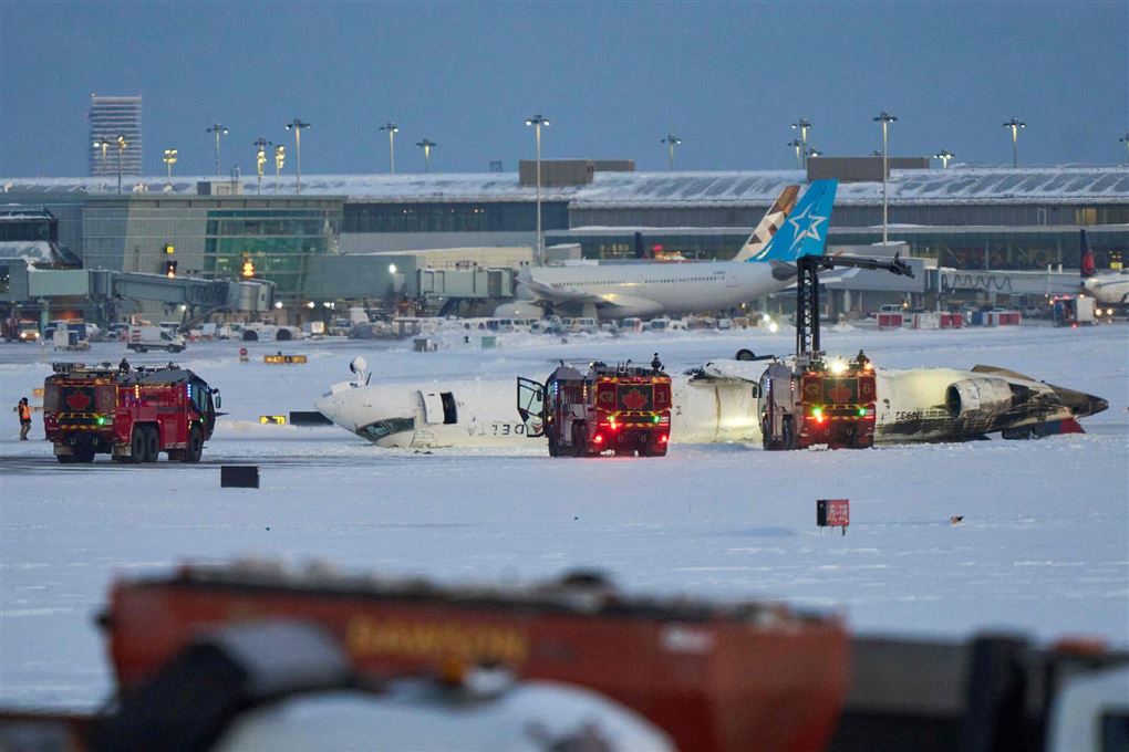 et fly på hovedet i en lufthavn