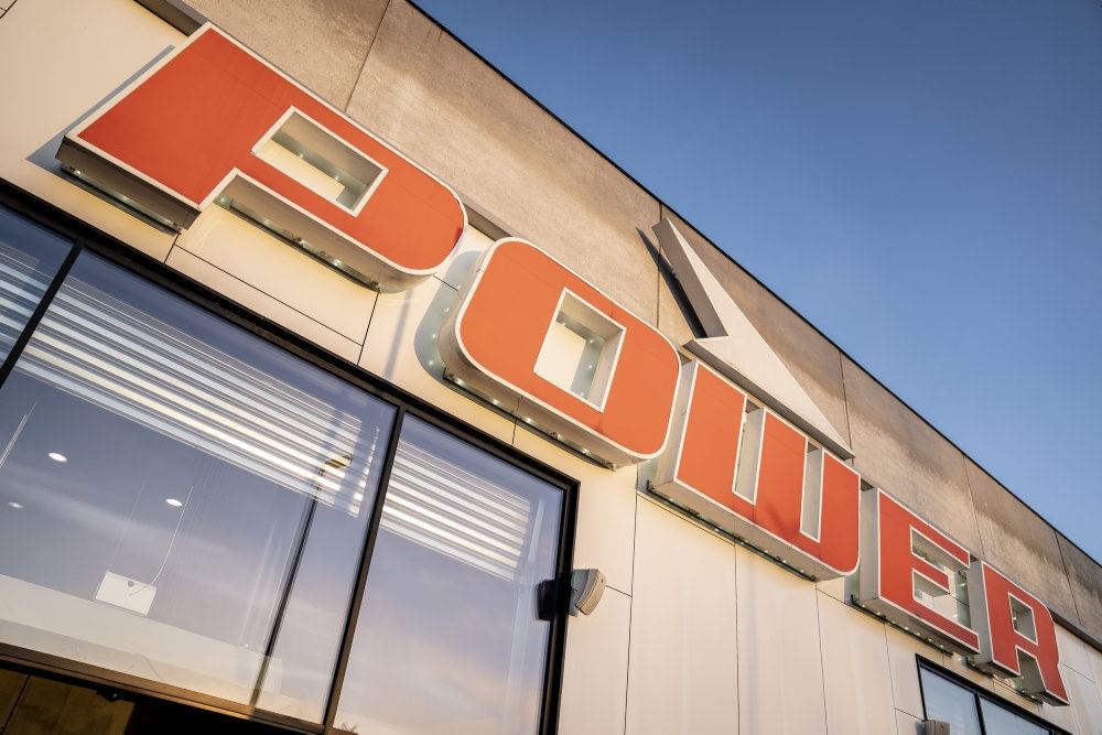 facade på powerbutik med skilt 