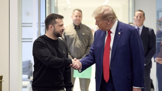 to mænd giver hånd