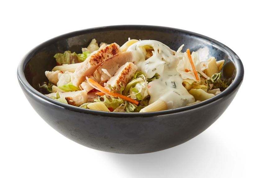 en skål med pastasalat