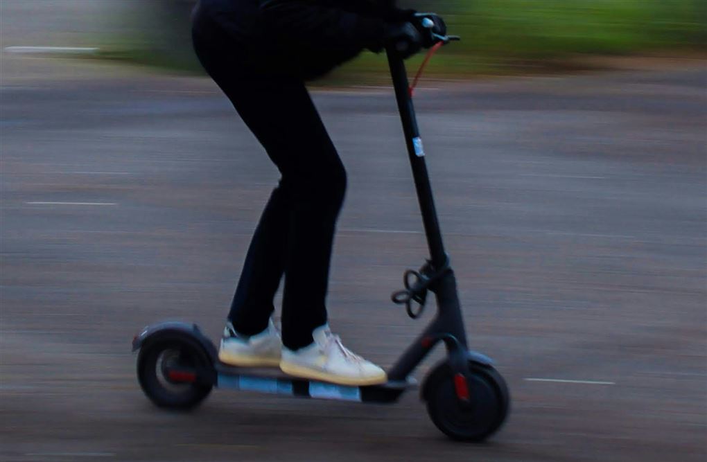 person på løbehjul