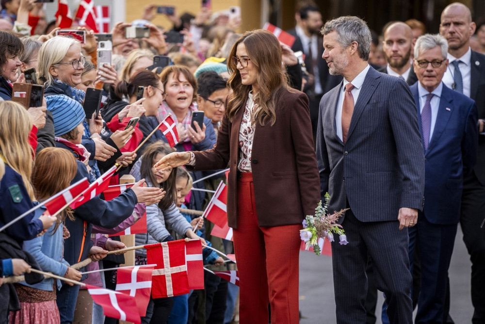 kongeparret går i gade 